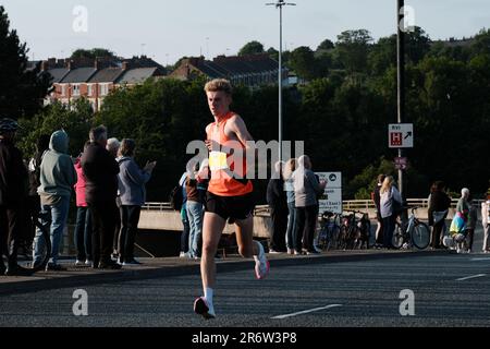 Newcastle Upon Tyne UK 9. Juni 2023 Blaydon-Rennwettkämpfer, die die Tyne auf der Scotswood Bridge überqueren, Läufer, Sportveranstaltung Stockfoto