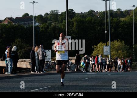 Newcastle Upon Tyne UK 9. Juni 2023 Blaydon-Rennwettkämpfer, die die Tyne auf der Scotswood Bridge überqueren, Läufer, Sportveranstaltung Stockfoto