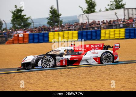 Le Mans, Frankreich. 11. Juni 2023. # 8, Le Mans, Frankreich, Samstag, 10. JUNI 2023: Sebastien Buemi, Brendon Hartley, Ryo Hirakawa, Team TOYOTA GAZOO Racing, TOYOTA GR010 Hybrid Car, HYPERCAR Class, während des Rennens des 24h. Von Le Mans am 10. Juni . Stockfoto