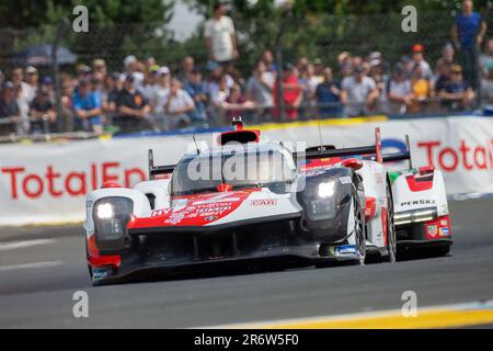 Le Mans, Frankreich. 11. Juni 2023. # 7, Le Mans, Frankreich, Samstag, 10. JUNI 2023: Mike Conway, Kamui Kobayashi, Jose Maria Lopez, Team TOYOTA GAZOO Racing, TOYOTA GR010 Hybrid Car, HYPERCAR Class, während des Rennens des 24h. In Le Mans am 10. Juni . Stockfoto