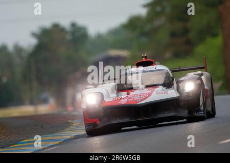 Le Mans, Frankreich. 11. Juni 2023. # 8, Le Mans, Frankreich, Samstag, 10. JUNI 2023: Sebastien Buemi, Brendon Hartley, Ryo Hirakawa, Team TOYOTA GAZOO Racing, TOYOTA GR010 Hybrid Car, HYPERCAR Class, während des Rennens des 24h. Von Le Mans am 10. Juni . Stockfoto