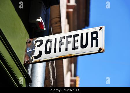 Altes Friseurschild auf Französisch - Honfleur, Calvados, Normandie - Frankreich Stockfoto