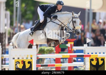 Balve, Deutschland. 11. Juni 2023. Pferdesport: Deutsche Meisterschaft, Showsprung. Show-Jumper Maximilian Weishaupt fährt DSP Omerta Incipit bei den German Show Jumping Championships. Kredit: Friso Gentsch/dpa/Alamy Live News Stockfoto