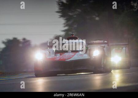 Le Mans, Frankreich. 11. Juni 2023. # 8, Le Mans, Frankreich, Samstag, 10. JUNI 2023: Sebastien Buemi, Brendon Hartley, Ryo Hirakawa, Team TOYOTA GAZOO Racing, TOYOTA GR010 Hybrid Car, HYPERCAR Class, während des Rennens des 24h. Von Le Mans am 10. Juni . Stockfoto