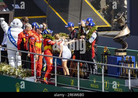 51 PIER GUIDI Alessandro (ita), CALADO James (gbr), GIOVINAZZI Antonio (ita), Ferrari AF Corse, Ferrari 499P, 08 BUEMI Sebastien (¥), HARTLEY Brendon (nzl), HIRAKAWA Ryo (jpn), Toyota Gazoo Racing, Toyota GR010 - Hybrid, Portrait, Podium, feiern Sie auf dem Podium der 24 Stunden von Le Mans 2023 auf dem Circuit des 24 Heures du Mans am 11. Juni 2023 in Le Mans, Frankreich - Foto: Alexandre Guillaumot/DPPI/LiveMedia Stockfoto