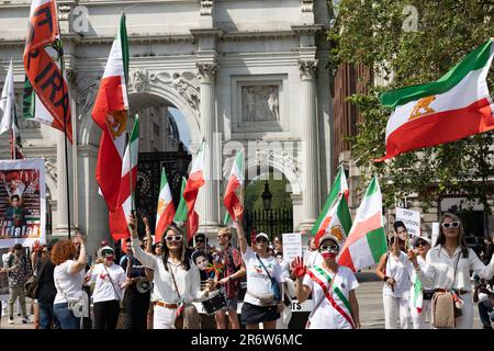 Am 11. Juni 2023 marschieren Demonstranten in London zur iranischen Botschaft für Demokratie im Iran Stockfoto