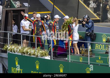 07 CONWAY Mike (gbr), KOBAYASHI Kamui (jpn), LOPEZ Jose Maria (arg), Toyota Gazoo Racing, Toyota GR010 - Hybrid, Portrait, Celebrate auf dem Podium der 24 Stunden von Le Mans 2023 auf dem Circuit des 24 Heures du Mans am 11. Juni 2023 in Le Mans, Frankreich - Foto: Alexandre Guillaumot/DPPI/LiveMedia Stockfoto