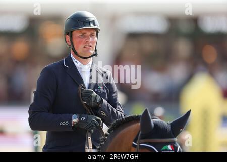 Balve, Deutschland. 11. Juni 2023. Pferdesport: Deutsche Meisterschaft, Showsprung. Der Show-Jumper Maurice Tebbel reitet Chacco's Light 3 bei der German Show Jumping Championship. Kredit: Friso Gentsch/dpa/Alamy Live News Stockfoto
