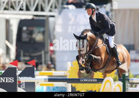 Balve, Deutschland. 11. Juni 2023. Pferdesport: Deutsche Meisterschaft, Showsprung. Der Show-Jumper Maurice Tebbel reitet Chacco's Light 3 bei der German Show Jumping Championship. Kredit: Friso Gentsch/dpa/Alamy Live News Stockfoto
