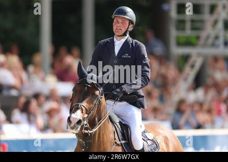 Balve, Deutschland. 11. Juni 2023. Pferdesport: Deutsche Meisterschaft, Showsprung. Der Show-Jumper Maurice Tebbel reitet Chacco's Light 3 bei der German Show Jumping Championship. Kredit: Friso Gentsch/dpa/Alamy Live News Stockfoto