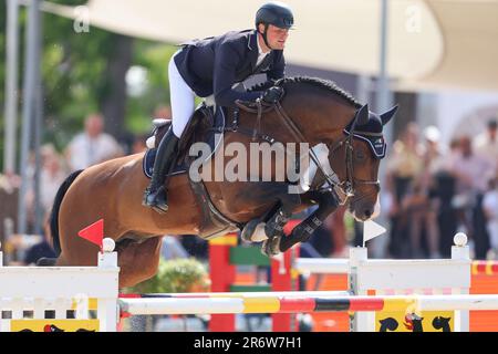 Balve, Deutschland. 11. Juni 2023. Pferdesport: Deutsche Meisterschaft, Showsprung. Der Show-Jumper Maurice Tebbel reitet Chacco's Light 3 bei der German Show Jumping Championship. Kredit: Friso Gentsch/dpa/Alamy Live News Stockfoto