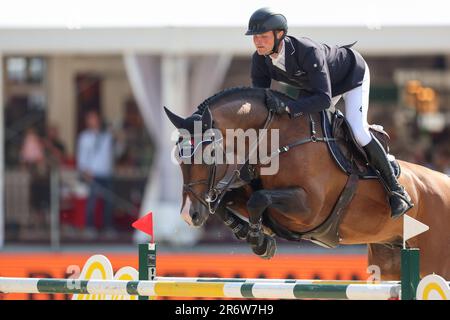 Balve, Deutschland. 11. Juni 2023. Pferdesport: Deutsche Meisterschaft, Showsprung. Der Show-Jumper Maurice Tebbel reitet Chacco's Light 3 bei der German Show Jumping Championship. Kredit: Friso Gentsch/dpa/Alamy Live News Stockfoto