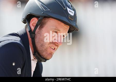 Balve, Deutschland. 11. Juni 2023. Pferdesport: Deutsche Meisterschaft, Showsprung. Show-Jumper Maximilian Weishaupt fährt DSP Omerta Incipit bei den German Show Jumping Championships. Kredit: Friso Gentsch/dpa/Alamy Live News Stockfoto