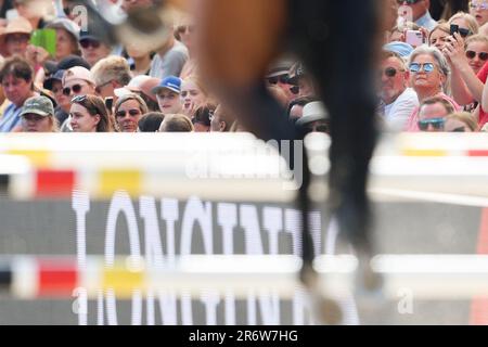 Balve, Deutschland. 11. Juni 2023. Pferdesport: Deutsche Meisterschaft, Showsprung. Die Zuschauer schauen sich die Show Jumper Tebbel und sein Pferd bei der German Show Jumping Championship an. Kredit: Friso Gentsch/dpa/Alamy Live News Stockfoto