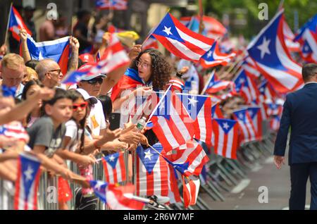 New York City, Usa. 11. Juni 2023. Die Zuschauer trafen sich in Mid-Manhattan, um die jährliche Puerto-ricanische Day Parade 66. am 11. Juni 2023 in New York City zu feiern. Kredit: Ryan Rahman/Alamy Live News Stockfoto