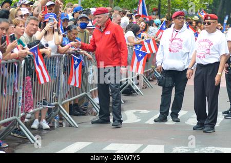 New York City, Usa. 11. Juni 2023. Der Politiker Curtis Silwa wird während der jährlichen Puerto-ricanischen Tagesparade 66. durch die Fifth Avenue, New York City, marschieren sehen. Kredit: Ryan Rahman/Alamy Live News Stockfoto