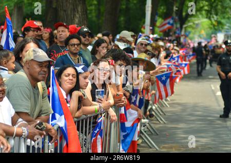 New York City, Usa. 11. Juni 2023. Die Zuschauer trafen sich in Mid-Manhattan, um die jährliche Puerto-ricanische Day Parade 66. am 11. Juni 2023 in New York City zu feiern. Kredit: Ryan Rahman/Alamy Live News Stockfoto