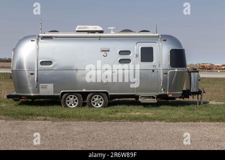 Bunker Hill - 8. April 2023: Airstream Flying Cloud Sattelkupplung Trailer von Thor RV. Thor Industries baut Wohnmobile, Wohnmobile und Sattelkupplungen. Stockfoto