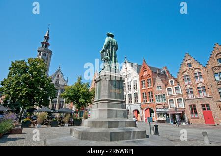 Jan van Eyckplein (Platz Jan van Eyck) mit der Statue des flämischen Malers Jan van Eyck (ca. 1390 - 1441), Brügge, Flandern, Belgien Stockfoto