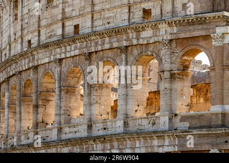 Nahaufnahme der Kolosseummauer und der Bögen im Zentrum von Rom, dem größten alten Amphitheater, das je gebaut wurde, Rom, Italien Stockfoto