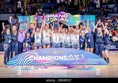 London, Großbritannien. 11. Juni 2023. Copper Box Arena, Queen Elizabeth Olympic Park, London, 11. Juni 2023 Netball Super League Grand Final London Pulse vs Loughborough Lightning Natalie Panagarry Captain von Loughborough Lightning feiert den Sieg des Netball Super League Grand Final gegen London Pulse mit 57-48 Credit: Touchlinepics/Alamy Live News Stockfoto