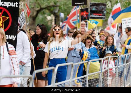 London, Großbritannien. 11. Juni 2023 Die Ukrainer marschieren von der Downing Street in Wyschywanka traditioneller ukrainischer Kleidung, um gegen den Krieg in der Ukraine zu protestieren. Kredit: Andrea Domeniconi/Alamy News Stockfoto