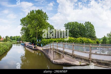 Ein Panoramabild, das von einer Fußgängerbrücke in Anderton mit Blick auf schmale Boote auf dem Trent- und Mersey-Kanal im Juni 2023 aufgenommen wurde. Stockfoto