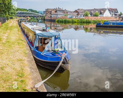 Farbenfrohe, schmale Boote, die im Juni 2023 am Northwich Quay auf dem River Weaver unter hellem Himmel gefangen wurden. Stockfoto