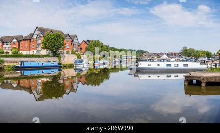 Eine HDR-Panoramaaufnahme von farbenfrohen, engen Booten, die im Juni 2023 am Northwich Quay auf dem River Weaver im Wasser aufgenommen wurden Stockfoto