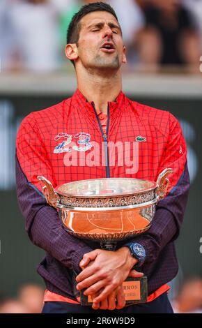 Paris, Frankreich. 11. Juni 2023. Tennisspieler Novak Djokovic aus Serbien feiert nach dem Finale der Männer beim French Open Grand Slam Tennis Turnier 2023 in Roland Garros, Paris, Frankreich. Frank Molter/Alamy Live-Nachrichten Stockfoto
