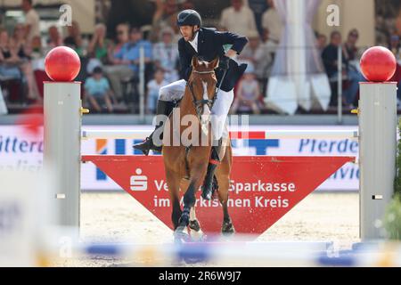 Balve, Deutschland. 11. Juni 2023. Pferdesport: Deutsche Meisterschaft, Showsprung. Der Show-Jumper Manuel Beeker reitet Chacci bei der German Show Jumping Championship. Kredit: Friso Gentsch/dpa/Alamy Live News Stockfoto