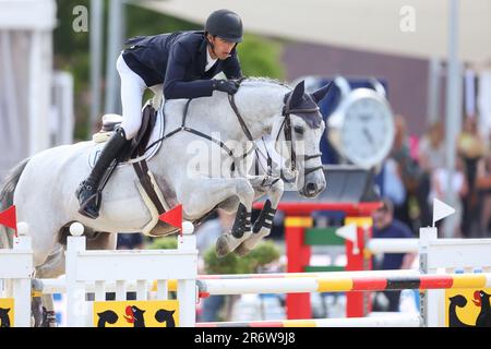 Balve, Deutschland. 11. Juni 2023. Pferdesport: Deutsche Meisterschaft, Showsprung. Show Jumper Rene Dittmer fährt Burlington Riverland bei den German Show Jumping Championships. Kredit: Friso Gentsch/dpa/Alamy Live News Stockfoto