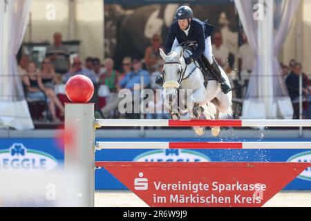 Balve, Deutschland. 11. Juni 2023. Pferdesport: Deutsche Meisterschaft, Showsprung. Show-Jumper Maximilian Weishaupt fährt DSP Omerta Incipit bei den German Show Jumping Championships. Kredit: Friso Gentsch/dpa/Alamy Live News Stockfoto