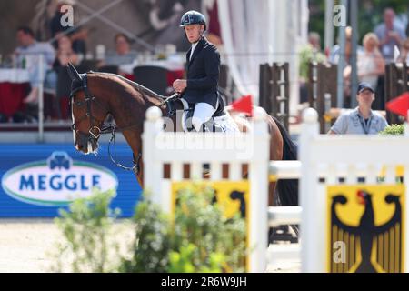 Balve, Deutschland. 11. Juni 2023. Pferdesport: Deutsche Meisterschaft, Showsprung. Der Show-Jumper Marcus Ehning reitet den Priam du Roset bei der German Show Jumping Championship. Kredit: Friso Gentsch/dpa/Alamy Live News Stockfoto