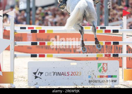 Balve, Deutschland. 11. Juni 2023. Pferdesport: Deutsche Meisterschaft, Showsprung. Show-Jumper Maximilian Weishaupt fährt DSP Omerta Incipit bei den German Show Jumping Championships. Kredit: Friso Gentsch/dpa/Alamy Live News Stockfoto