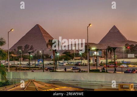 Abendlicher Blick auf die Pyramiden von Khufu und Chephren, das Gizeh-Plateau, Kairo Stockfoto