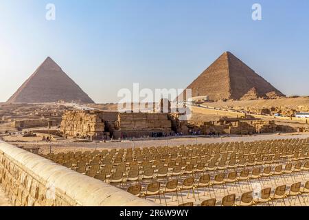 Die große Sphinx und die Pyramiden von Khufu und Chephren, mit Sitzplätzen für Son et Lumière, Gizeh, Kairo Stockfoto