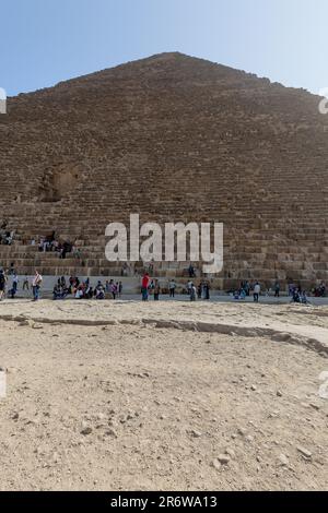 Touristen an der Pyramide von Khufu in Gizeh in Kairo Stockfoto