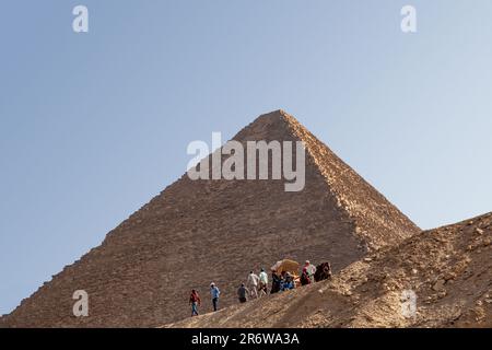 Auf Kunden wartende Händler und Fahrer an der Großen Pyramide von Khufu in Gizeh, Ägypten Stockfoto