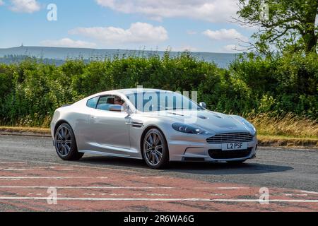 Ein Aston Martin DBS V12 2+2 Auto V12 Touchtronic II Silver Car Coupe Benzinfahrzeug auf der Classic & Performance Motor Show im Hoghton Tower Stockfoto