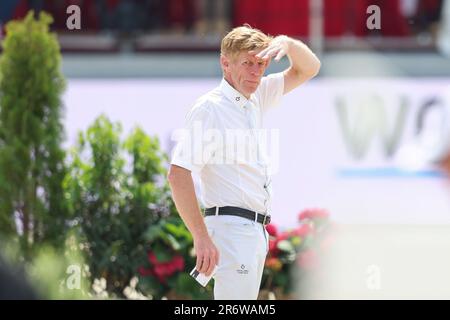 Balve, Deutschland. 11. Juni 2023. Pferdesport: Deutsche Meisterschaft, Showsprung. Der Showspringer Marcus Ehning steht auf dem Platz bei den German Show Jumping Championships. Kredit: Friso Gentsch/dpa/Alamy Live News Stockfoto