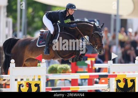 Balve, Deutschland. 11. Juni 2023. Pferdesport: Deutsche Meisterschaft, Showsprung. Show-Jumper Simone Blum fährt Ciara PS bei den German Show Jumping Championships. Kredit: Friso Gentsch/dpa/Alamy Live News Stockfoto