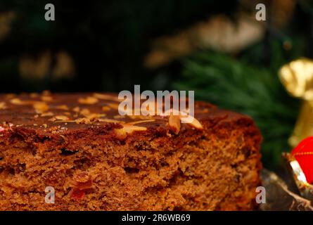 Nahaufnahme von Pflaumenkuchen oder Weihnachtskuchen. Weißer Isolierter Hintergrund Stockfoto