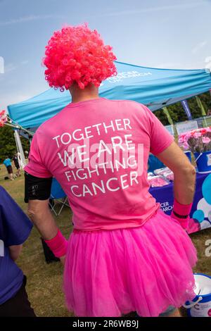 Warrington, Cheshire, Großbritannien. Sonntag, 11. Juni 2023; Warrington, Cheshire, Großbritannien; Race for Life in Victoria Park in Aid of Cancer Research. Hunderte von Menschen in Rosa, die an verschiedenen Spendenaktionen zur Unterstützung der Krebsforschung teilnahmen. Kredit: John Hopkins/Alamy Live News Stockfoto