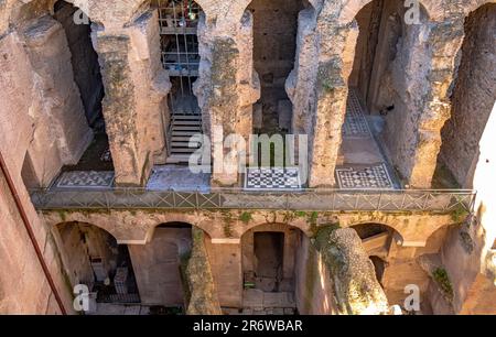 Nahaufnahme der Bögen des Domus Tiberiana, eines kaiserlichen römischen Palastes im antiken Rom mit Bögen und Mosaikböden, Palatin, Rom, Italien Stockfoto