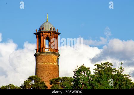 Uhrenturm der Erzurum-Burg mit traditioneller roter Fliesenarchitektur. Für Kopierbereich Stockfoto