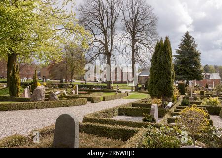 JELLING, Dänemark - 9. Mai 2017: Friedhof auf dem Denkmal, das UNESCO-Weltkulturerbe Schirmherrschaft am 9. Mai 2017 in Jelling, Dänemark. Stockfoto