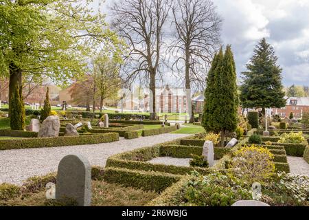 JELLING, Dänemark - 9. Mai 2017: Friedhof auf dem Denkmal, das UNESCO-Weltkulturerbe Schirmherrschaft am 9. Mai 2017 in Jelling, Dänemark. Stockfoto