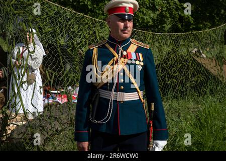 Moskau, Russland. 11. Juni 2023. Ein Mann in der Uniform eines Offiziers der russischen kaiserlichen Armee des Ersten Weltkriegs wird am Ort des Festivals der historischen Nachstellungen mit dem Titel „Times and Epochs“ im Moskauer Park in Russland gesehen Stockfoto