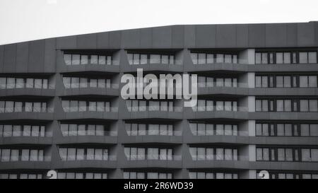 Eine Graustufenaufnahme eines Wohngebäudes in Hamburg. Stockfoto